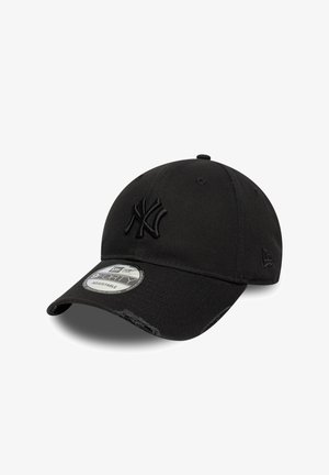 Casquette de baseball noire en tissu avec un logo brodé à l'avant, une visière incurvée et une sangle réglable à l'arrière.