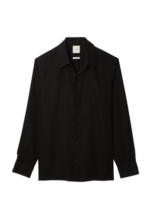 Sort langærmet skjorte med knapper, spids krave, knappede manchetter og et diskret logo på brystet, vist fladt på hvid baggrund.