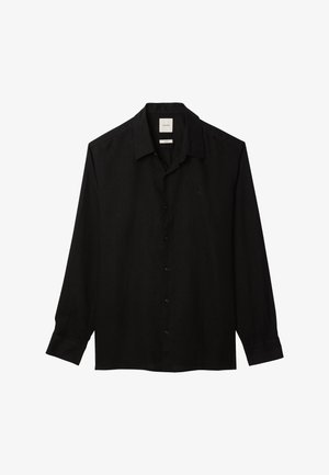 Camisa negra de manga larga con botones, cuello puntiagudo, puños abotonados y logo sutil en el pecho, mostrada plana sobre fondo blanco.