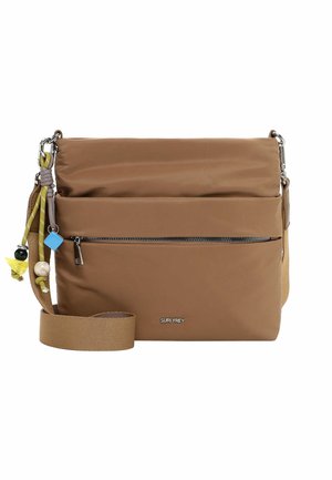 Sac bandoulière en nylon marron avec une poche frontale zippée, une sangle réglable et des breloques décoratives aux accents jaunes, verts et bleus.