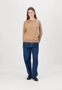 GANT C-NECK - Strickpullover - caramel beige