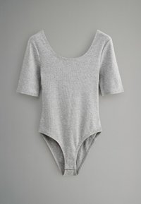 Harmaa lyhythihainen bodysuit, joka on valmistettu teksturoidusta kankaasta. Siinä on laaja venepääntie ja nepparilukitus alaosassa.