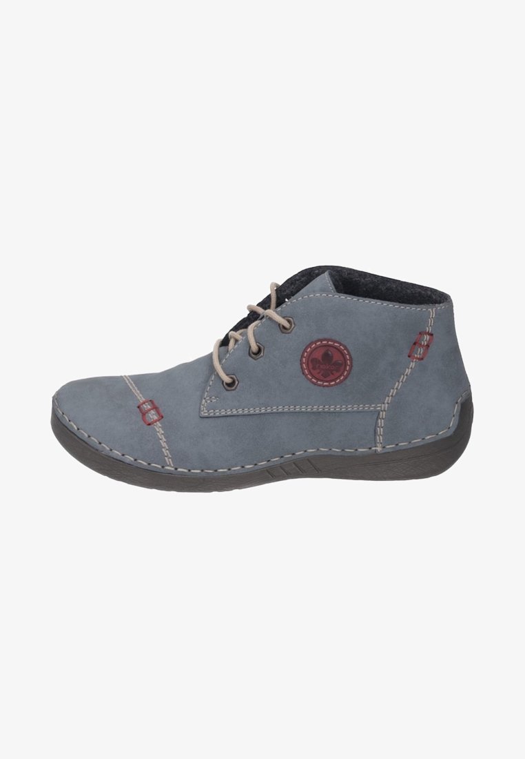 Chaussure montante grise à lacets avec semelle souple, surpiqûres rouges et un écusson rond avec logo sur le côté.