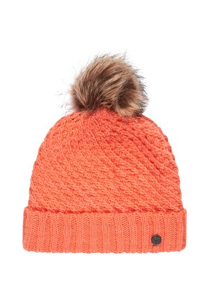 Pomarańczowa zimowa czapka z dzianiny z prążkowanym mankietem i brązowym pomponem z sztucznego futra na szczycie, z małą okrągłą metalową odznaką z logo na mankiecie.