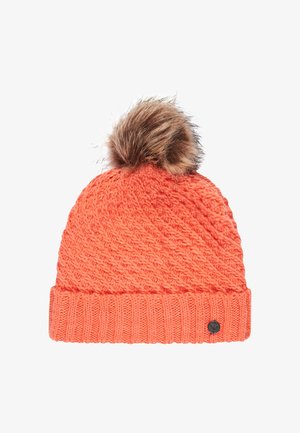 Oranje gebreide wintermuts met geribbelde boord en bruine nepbonten pompon bovenop, met een klein rond metalen logobadge op de boord.