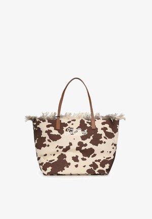 Sac fourre-tout imprimé vache marron et crème avec bord supérieur effiloché et poignées en cuir marron, avec logo blanc "Saint Barth" sur le devant.