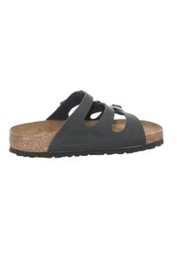 Zwarte Birkenstock-sandalen met een kurken voetbed, snij-in ontwerp voor de band, rubberen zool en het reliëf merklogo aan de zijkant.
