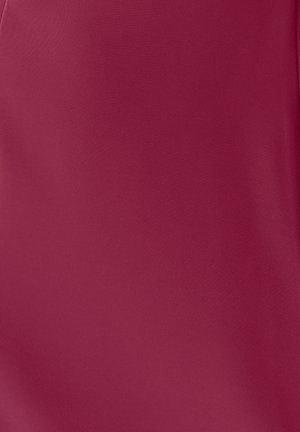 Effen magenta stof met een gladde, licht gestructureerde oppervlakte en subtiele plooien die zachte schaduwen en highlights creëren.