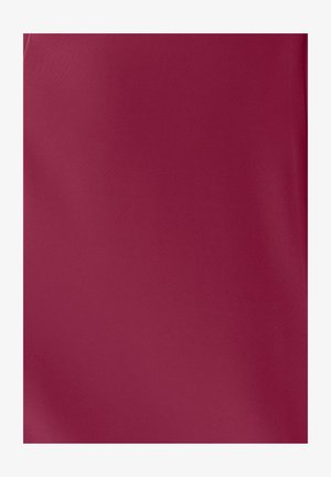 Effen magenta stof met een gladde, licht gestructureerde oppervlakte en subtiele plooien die zachte schaduwen en highlights creëren.