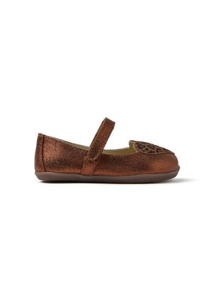 Zapatos planos brillantes marrones con punta redonda, que presentan un acento de estampado de leopardo en la puntera y una correa en la parte media del pie.