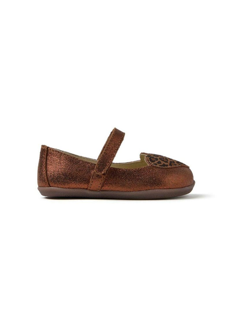 Scarpe piatte marroni scintillanti con punta rotonda, decorate con un accento a stampa leopardo sulla parte superiore della punta e un cinturino attraverso la parte centrale del piede.
