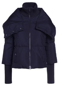 Chaqueta acolchada azul marino con un alto cuello, solapas en los hombros, cierre de cremallera y puños acanalados. Tela acolchada y suave con botones a presión.