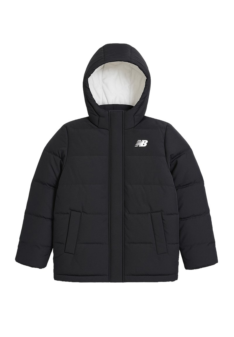 Giacca imbottita nera con cappuccio con bordi bianchi, dotata di zip frontale, due tasche laterali e un piccolo logo bianco sul petto.