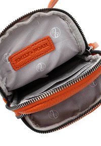 Emily & Noah Handytasche - terra