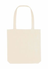 Effen beige stoffen tote bag met twee schouderbanden op een witte achtergrond, leeg en rechtopstaand.