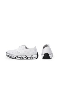 Weiße durchbrochene Sneaker mit abgerundetem Zehenbereich und schwarzer Sohle. Verfügt über schwarze grafische Akzente entlang der Sohle und flache Schnürsenkel.