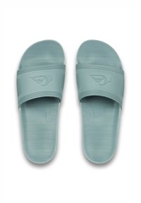 Lyseblå slide-sandaler med en struktureret rem og fodsenge, der har et logo og vandrette riller for bedre greb.