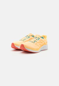 New Balance FRESH FOAM 680 - Tenisice za cestovno trčanje - white/peach