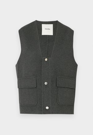 Gilet en laine gris foncé avec un col en V, fermeture à bouton sur le devant, et deux grandes poches plaquées à l'avant. Étiquette de marque visible à l'intérieur.