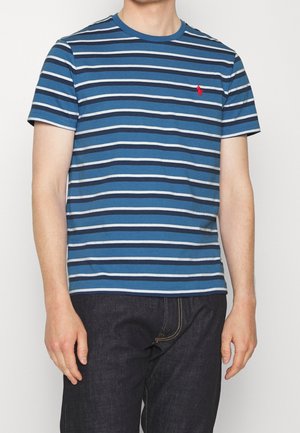 Blaue gestreifte T-Shirt aus Baumwolle mit horizontalen Streifen in verschiedenen Blautönen und Grau. Mit einem roten Logo auf der Brust.