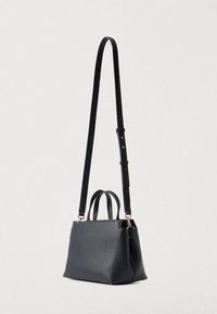 Geantă de mână din piele neagră cu textură de piatră, cu un design structurat, două mânere scurte și o curea lungă ajustabilă. Include accente din hardware auriu.