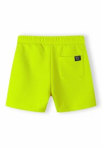 Shorts jaunes néon avec une taille élastique, en tissu texturé, et une poche arrière portant un patch logo. Design simple et droit.