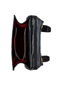 Sac à main en cuir noir à motif crocodile avec fermeture éclair et accents dorés. L'intérieur est garni d'un tissu rouge vif et comprend deux compartiments.