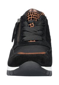 Zwarte sneaker van suede en stoffen materialen, met een getextureerde koperen accent, vetersluiting en een zijkant rits voor gemakkelijk aan- en uittrekken.