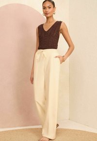 Love & Roses ELASTICATED WAIST WIDE TAILORED  - Kelnės - ivory white
