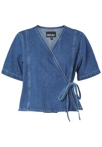 Haut cache-cœur en denim bleu à manches courtes avec fermeture à nouer sur le côté et col en V, étiqueté "Pieces" à l'intérieur de l'encolure.