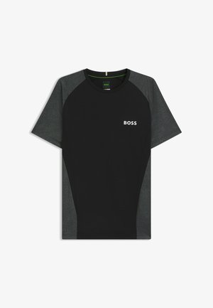 Musta lyhythihainen T-paita, jossa on harmaat tekstuuripaneelit ja pieni valkoinen "BOSS"-logo rinnassa. Pyöreä pääntie ja raglan-hihat.