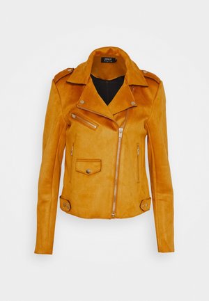 Giacca da biker in camoscio giallo con colletto a punta, zip asimmetrica, tasche laterali e spalline abbottonate sulle spalle.