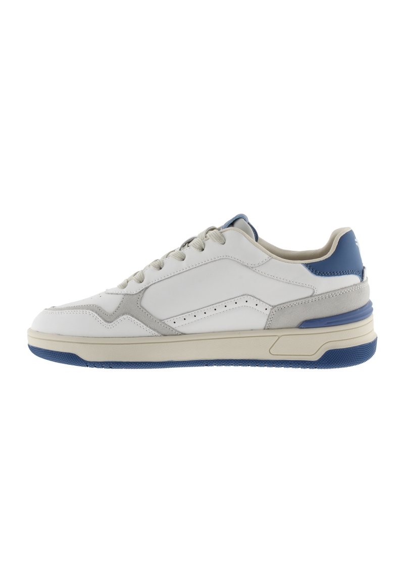 Zapatilla blanca de cuero con acentos de ante gris, talón y suela azules, diseño de cordones, panel lateral perforado y punta redondeada.