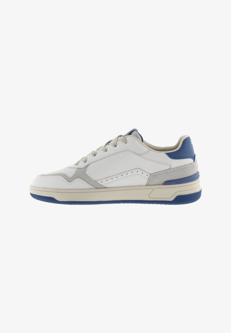 Zapatilla blanca de cuero con acentos de ante gris, talón y suela azules, diseño de cordones, panel lateral perforado y punta redondeada.