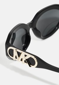 Michael Kors EMPIRE OVAL - Sončna očala - black