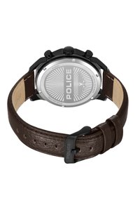 Juodas chronografas laikrodis su nerūdijančio plieno nugarėlė, rudos odos juosta, tekstūruota apdaila ir juodas sagtis su "POLICE" ženklu.