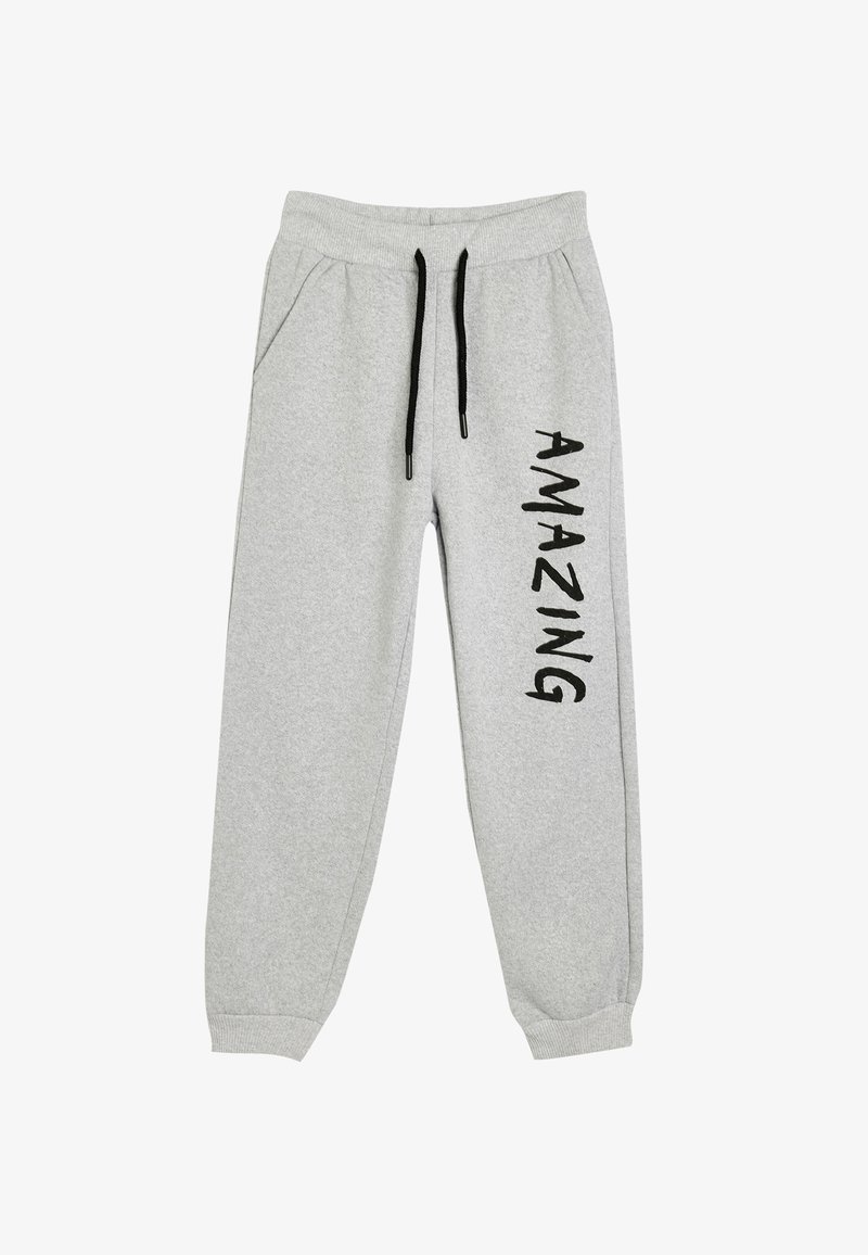 Grijze sweatpants met een zwarte koord, zijzakken en "AMAZING" verticaal gedrukt in vetgedrukte zwarte letters. Zachte stoftextuur.
