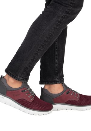 Baskets en maille rouge et grise avec une tige texturée, des accents gris et une semelle blanche ; dotées de lacets et d'un design à coupe basse.