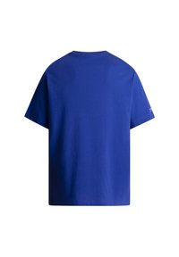 Jednoduché modré tričko s krátkym rukávom zobrazené z zadnej strany na bielom pozadí bez viditeľných vzorov alebo motívov.