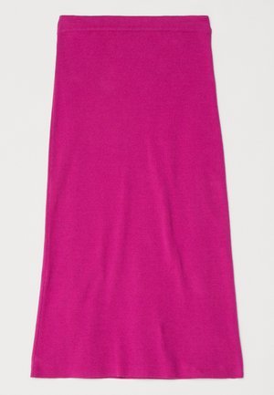 Jupe fuchsia, longueur genoux, fabriquée en tissu lisse et extensible avec un design simple et sans matériel ou embellissements visibles.