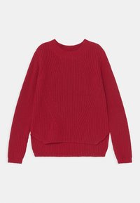 Maglione rosso lavorato a maglia con scollatura rotonda, texture a costine e orlo leggermente accorciato con dettagli distintivi a pannello diagonale.