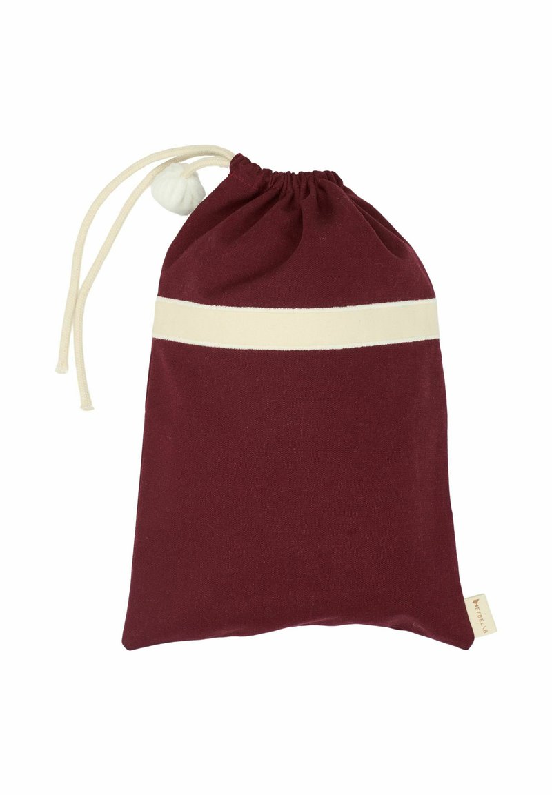 Bordeauxrode katoenen trekkoordtas met een crèmekleurige horizontale streep, een samengeplooide bovenkant en een gladde textuur. Voorzien van een klein merklipje onderaan.