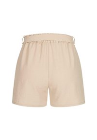 Shorts in cotone beige con un elastico in vita, texture morbida e vestibilità rilassata. Design semplice, senza motivi visibili o accessori.