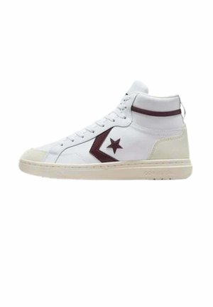 Zapatilla deportiva blanca de caña alta con diseño de estrella y cheurón en granate, puntera y suela beige, y una franja granate cerca del tobillo.