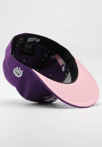 Naughty League UTAH JIZZ TEXT LOGO FITTED - Lippalakki - purple