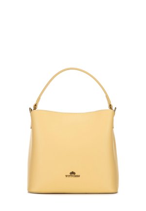 Geel leren handtas met een gladde textuur, een gebogen bovenkant, korte handgreep en een gouden logo aan de basis. Minimalistisch ontwerp zonder extra accenten.