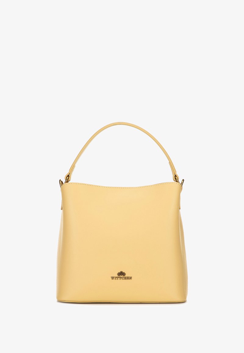 Borsa a mano in pelle gialla con una texture liscia, cima curva, manico corto e logo dorato alla base. Design minimalista senza ulteriori decorazioni.