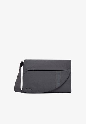 Ciemnoszara prostokątna torba na ramię z przednią kieszenią na zamek, zakrzywioną klapką oraz regulowanym paskiem, z subtelnym logo G-Star.
