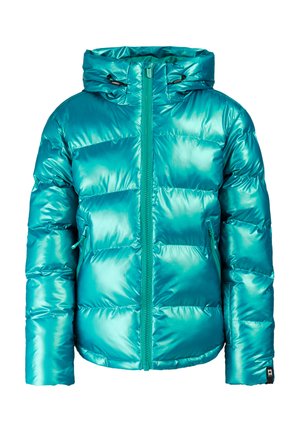 Jong persoon draagt een turquoise donzen jas, een turquoise hoodie met patroon, zwarte broek, zwarte beanie, grote oranje zonnebril en zwarte plateauzolen.