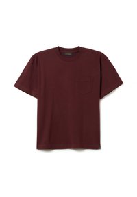 Camiseta corta de manga con cuello redondo en un oscuro color burdeos, con un bolsillo en el pecho y una pequeña etiqueta cerca del dobladillo inferior.